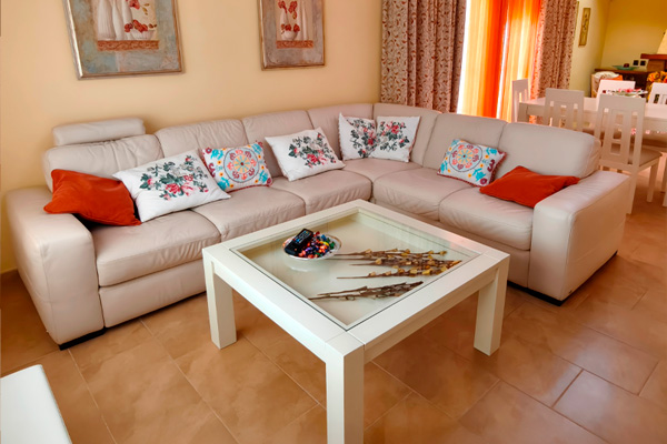 Salón con sofá Casa rural